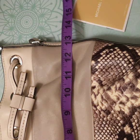 EUC Michael Kors Animal print bucket bag in grey, white and black - Picture 7 of 8